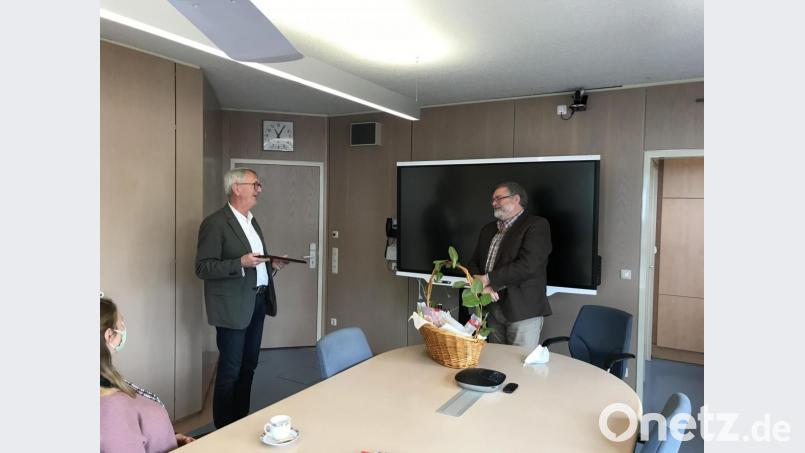 Für seine großen Verdienste ernennt der HPZ-RehaSport-Verein den scheidenden Vorstandsvorsitzenden Helmut Dörfler zu seinem ersten Ehrenmitglied. Bild: grm