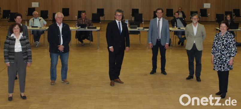 Fünf Stadträte wurden von Bürgermeister Martin Birner (Mitte) und der Zweiten 
Bürgermeisterin Margit Reichl (hinten links) verabschiedet. Bild: pko
