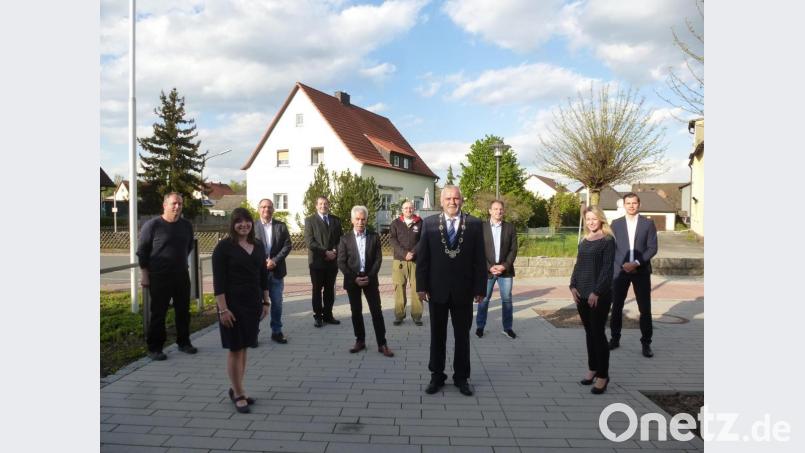 Bürgermeister Ludwig Biller und die neuen Ratsmitglieder. Bild: bk
