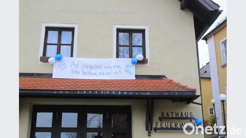 "Auf sonnige Zeiten, mutig voran, lieber Wolfgang , pack ma`s an! Viel Erfolg!", das war am 1.Mai am Ebnather Rathaus zu lesen. Bild: soj