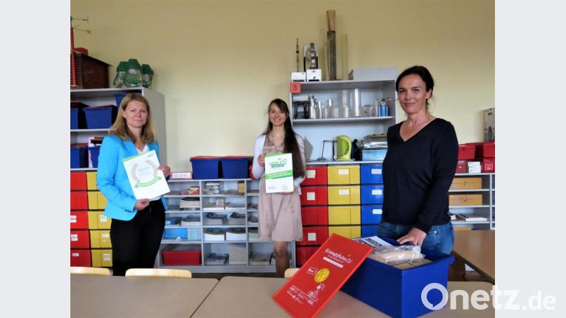 Schulleiterin Karin Gleißner freut sich sehr, den zwei Grundschullehrerinnen Chrstina Trenner und Kerstin Mühlmeier (v. li.) die Zertifikate überreichen zu können. Bild: ubb