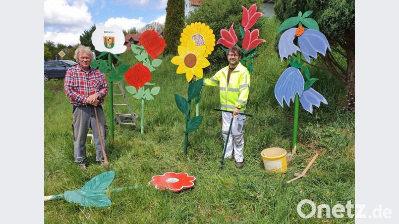 An zehn Standorten weisen „650-Jahr-Feier-Blumen“ auf das Jubiläumsjahr der Kulmstadt hin. Der Vorsitzende des Obst- und Gartenbauvereins, André Dietrich (links), und Bürgermeister Wolfgang Haberberger &quot;pflanzten&quot; eine Gruppe von Blumen an die Ortseinfahrt aus Richtung Eschenbach. Bild: ow