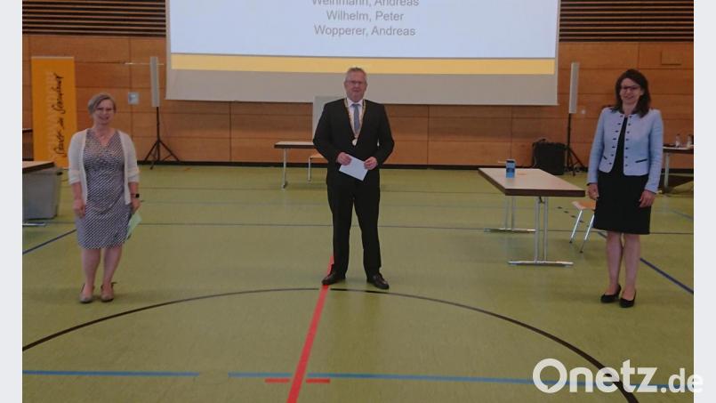 Martina Englhardt-Kopf (rechts) von der CSU ist neue Zweite Bürgermeisterin in Schwandorf. Dritte Bürgermeisterin ist Marion Juniec-Möller von den Grünen (links). Beide wurden von Oberbürgermeister Andreas Feller vereidigt. Bild: Hösamer