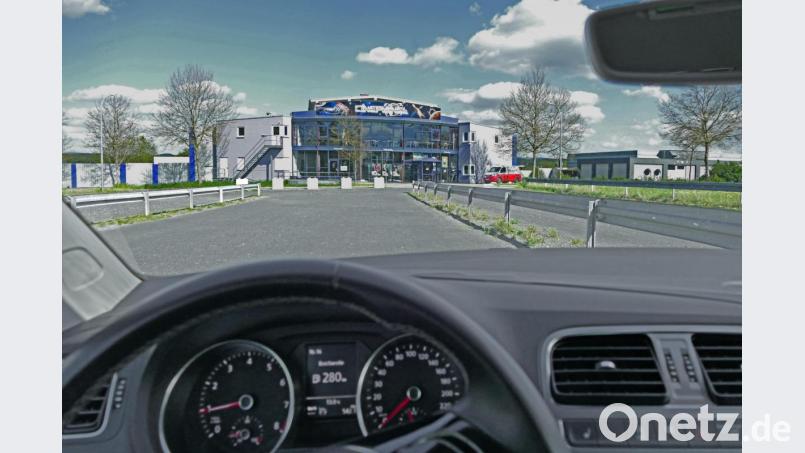 Kinospaß durch die Autoscheiben: Sobald es rechtlich möglich ist, will Kinobesitzer Michael Neidhardt auf dem Parkplatz vor dem Cineplanet (im Hintergrund) damit starten. Die Leinwand wird etwa elf Meter breit sein. Bild: tr