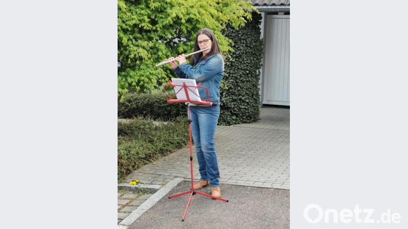 Seit sieben Wochen erfreuen die Musiker der Jugendblaskapelle Parkstein um Kapellmeister Alfons Steiner die Menschen am Sonntag um 18 Uhr mit ihrer Musik. Im Bild: Monika Wiesmann (Parkstein,Amselweg) Bild: adj
