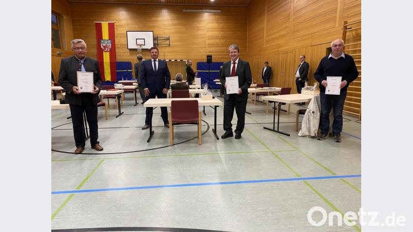 Die Verabschiedung in feierlichem Rahmen wird nachgeholt: Die ausgeschiedenen Markträte Josef Wittmann, Johann Völkl, Bernhard Weiß (von links) und Bürgermeister Markus Ludwig (Zweiter von links). Bild: Eichl
