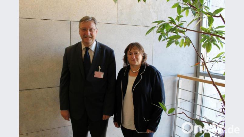 Marianne Schieder (SPD) und Hans Eich von der Deutschen Zoll- und Finanzgewerkschaft. Bild: Felix Engelhard/exb