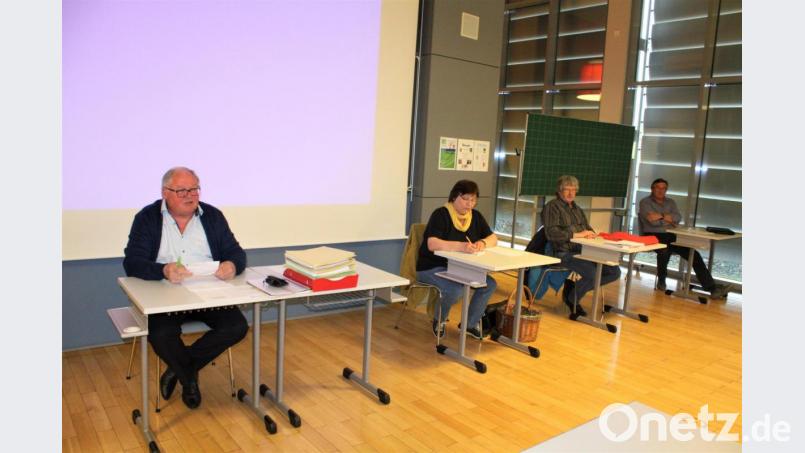 Bürgermeister Heinz Weigl und ein Teil der Verwaltung legten in der &quot;Arbeitssitzung&quot; Entwürfe zur Abstimmung vor. Bild: lg