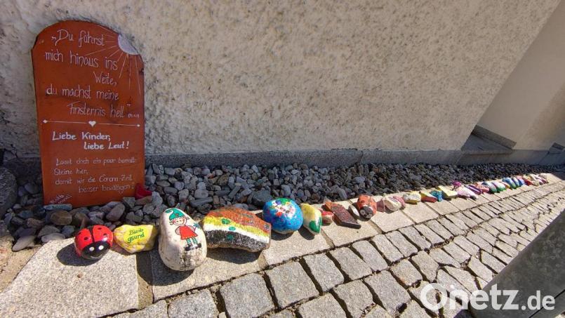 Bunt bemalte Steine zieren den Weg neben der Kirche St. Magdalena in Gleiritsch. Ab dem Wochenende finden auch hier wieder Gottesdienste unter besonderen Vorschriften statt. Bild: sgs