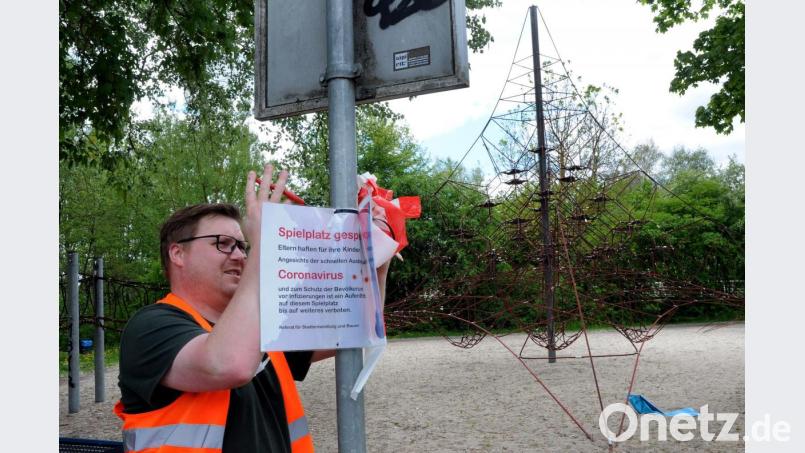 Ein Mitarbeiter des Betriebshofs gibt am Mittwoch den Spielplatz am Schießstätteweg wieder frei. Bild: Stephan Huber