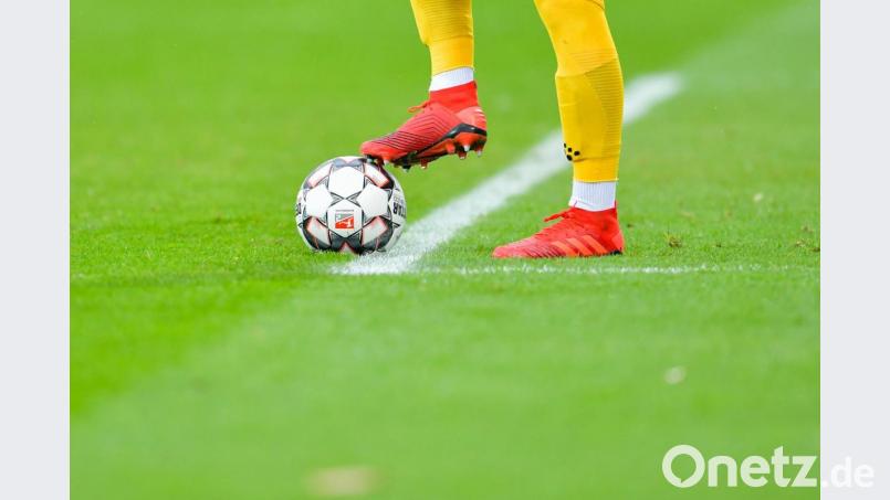 Der Ball ist wieder im Spiel. Mitte Mai dürften die beiden Fußball-Profiligen wieder loslegen. Bild: Uwe Anspach/dpa