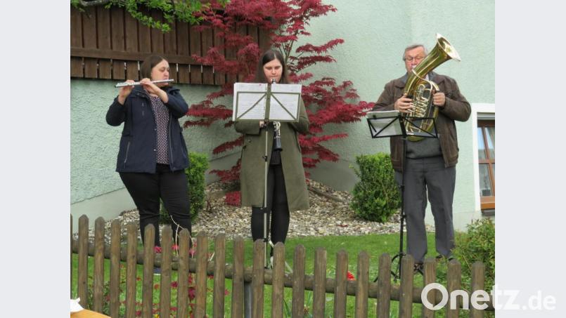 Seit sieben Wochen erfreuen die Musiker der Jugendblaskapelle Parkstein um Kapellmeister Alfons Steiner die Menschen am Sonntag um 18 Uhr mit ihrer Musik. Im Bild von links: Corinna, Melanie und Alfons Steiner (Parkstein, Richard-Strauß-Straße) Bild: adj