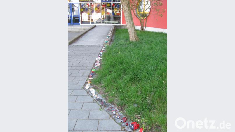 Die Steinschlange reicht bereits vom Schulhauseingang bis fast zum Eingang der Marktbibliothek. Bild: sei