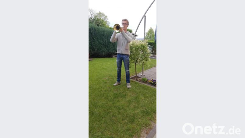 Seit sieben Wochen erfreuen die Musiker der Jugendblaskapelle Parkstein um Kapellmeister Alfons Steiner die Menschen am Sonntag um 18 Uhr mit ihrer Musik. Im Bild: Jonas Uschold (Parkstein, Klostergasse) Bild: adj