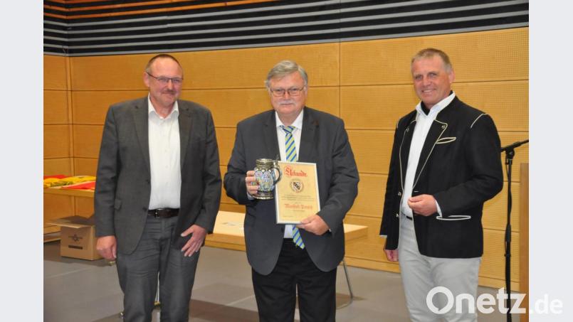 Ausscheidende Gemeinderäte und Ortssprecher
von links: Zweiter Bürgermeister Rudi Heier, Bürgermeister Manfred Porsch, Dritter Bürgermeister Wolfgang Hübner Bild: ak