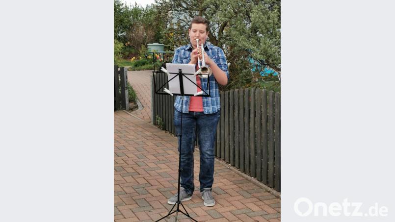 Seit sieben Wochen erfreuen die Musiker der Jugendblaskapelle Parkstein um Kapellmeister Alfons Steiner die Menschen am Sonntag um 18 Uhr mit ihrer Musik. Im Bild: Pascal Zankl (Parkstein, Amselweg) Bild: adj