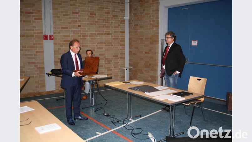 &quot;Wachablösung&quot; an der Stadtspitze: Bei der konstituierenden Stadtratssitzung übergibt Werner Walberer die Bürgermeister-Amtskette an seinen Nachfolger Bernhard Stangl. Zuvor war Stangl vom dienstältesten Stadtratsmitglied Franz Floth vereidigt worden. Bild: bjp