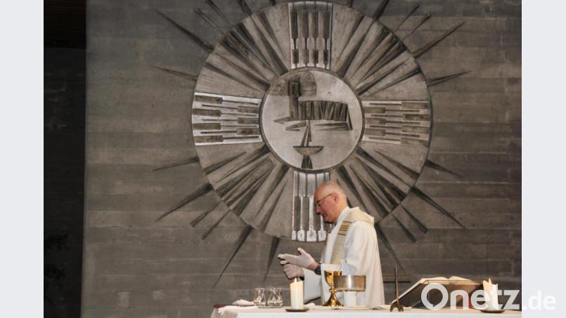 Bevor Pfarrer Alois Berzl in St. Michael die Kommunion austeilt, zieht er nach Schutzvorschrift Handschuhe und eine Mund-Nase-Maske an. Bild: ads