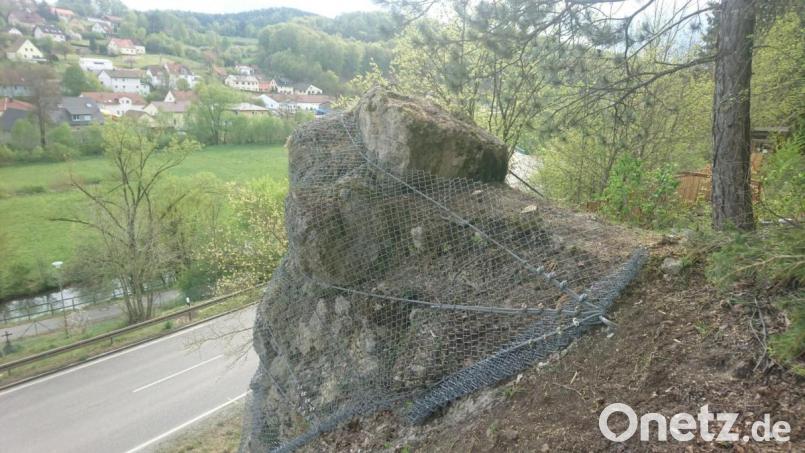 Mit Stahlankern und Netzen haben die Experten die Felsformationen bei Kastl und Pfaffenhofen gesichert. So soll verhindert werden, dass Steine auf die darunter liegende Straße fallen. Bild: Stefan Weidenhammer