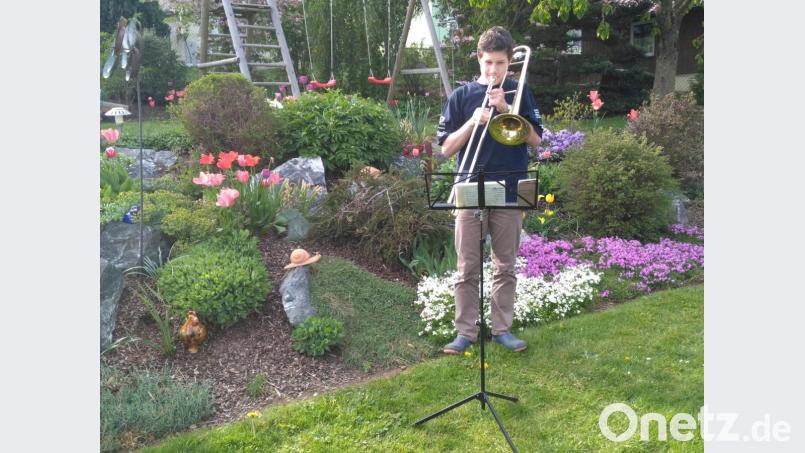 Seit sieben Wochen erfreuen die Musiker der Jugendblaskapelle Parkstein um Kapellmeister Alfons Steiner die Menschen am Sonntag um 18 Uhr mit ihrer Musik. Im Bild: Matthias Kick (Parkstein, Tulpenweg) Bild: adj