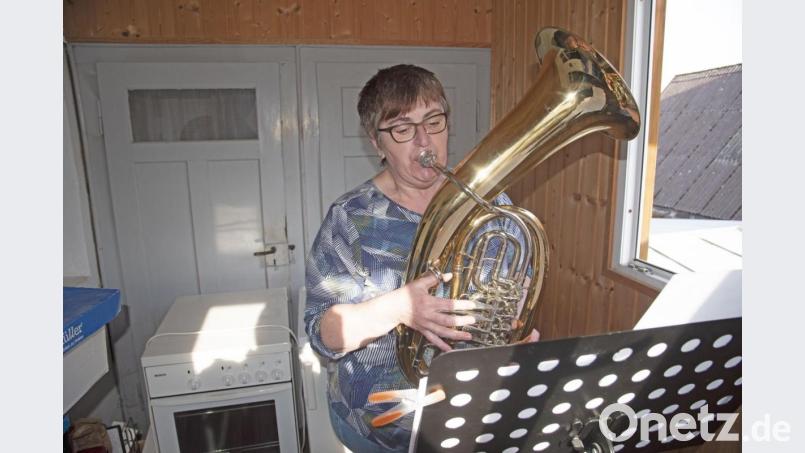Seit sieben Wochen erfreuen die Musiker der Jugendblaskapelle Parkstein um Kapellmeister Alfons Steiner die Menschen am Sonntag um 18 Uhr mit ihrer Musik. Im Bild: Vorsitzende Gisela Weß (Windischeschenbach) Bild: adj