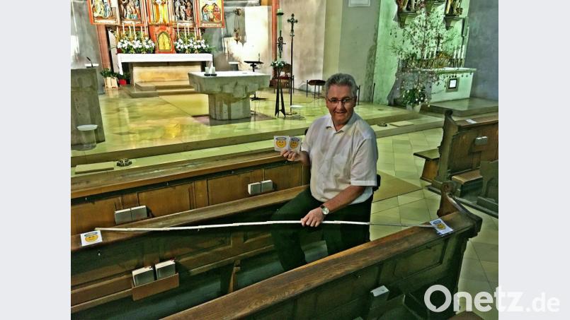 &quot;Hier hat Gott für Dich einen Platz vorbereitet.&quot; Diese Aufkleber markieren die Plätze der Gottesdienstteilnehmer. Pfarrer Hannes Lorenz hat die 2-Meter-Abstände persönlich vermessen. Die Gotteslobe - noch im Bild - wurden, wie vorgegeben, eingesammelt und eingelagert. Bild: bph