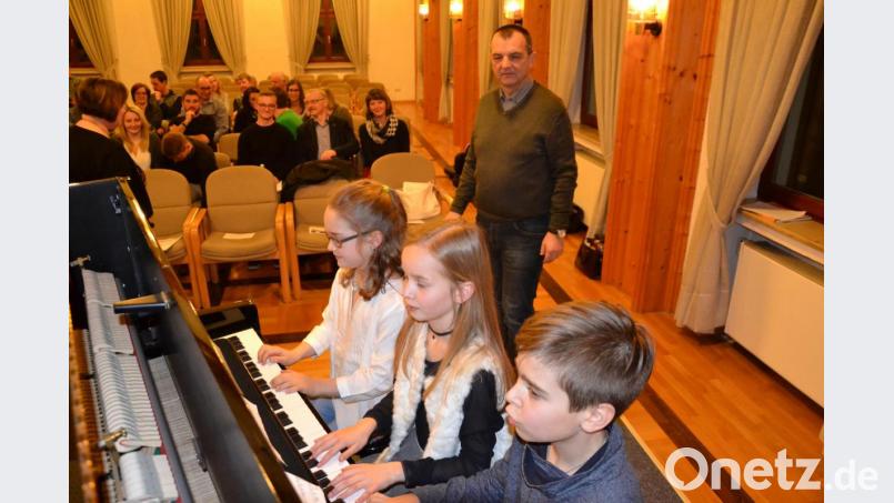 Die Schüler der Musikschule freuen sich mit Musikschulleiter Wolfgang Ziegler über die Fortsetzung des Unterrichts - wenn auch nicht so wie hier vor Corona. Archivbild: gi