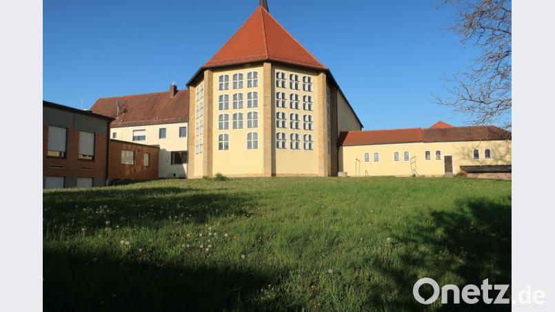 Auf dieser Freifläche zwischen Kirche und Sparkasse entsteht noch heuer ein Parkplatz. Bild: Hirsch