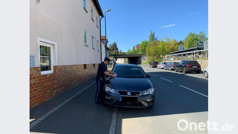 So ein Gehsteigparker bekommt von der Polizei erst einmal einen Zettel unter den Scheibenwischer. Bild: Polizei Sulzbach-Rosenberg