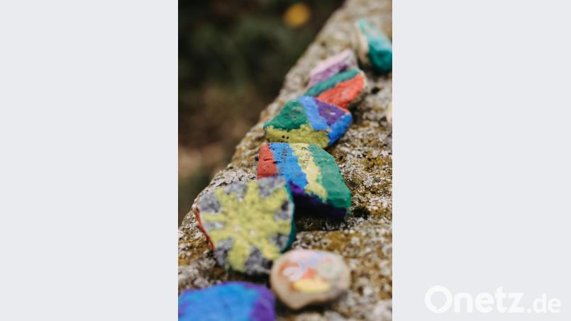 Bunt bemalte Steine in Schönkirch sollen Hoffnung geben und Mut machen. Bild: Lena Härtl/exb