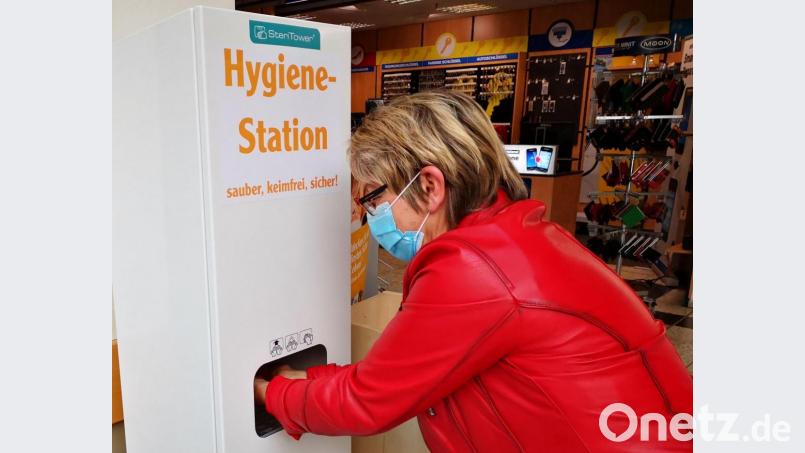 „Hygiene-Station“ nennt sich das Gerät, das in den Eingangsbereichen des Globus-Warenhauses aufgestellt wurde und die Handdesinfektion ermöglicht, ohne dass man dabei etwas berühren müsste. Bild: Thomas Dobler