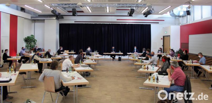 Die vergangene Wahlperiode des Kemnather Stadtrates ging mit einer ungewöhnlichen Sitzordnung zu Ende. Bild: stg