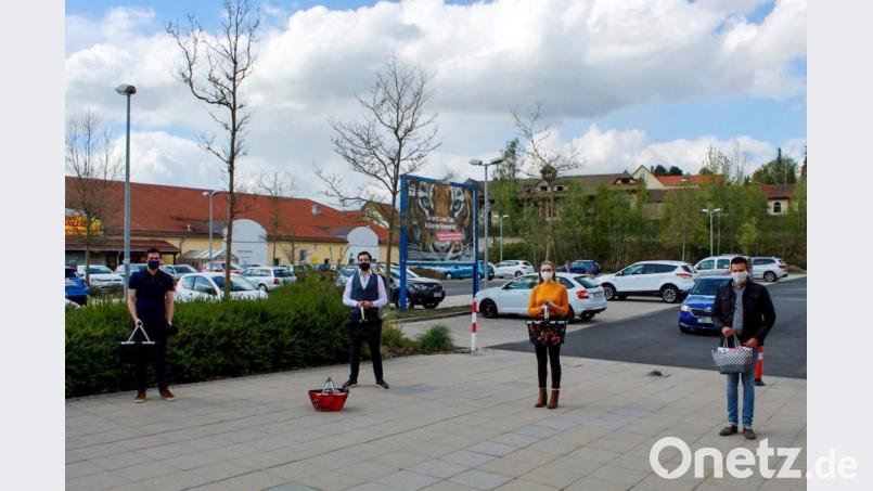 JU-Ortsvorsitzender Johannes Klinger (von links), Tobias Weiß, stellvertretende CSU-Ortsvorsitzende Mariella Weiß sowie Lukas Üblacker, stellvertretender Sprecher des Jugendrates, kaufen für Hilfebedürftige Menschen ein. Bild: heb