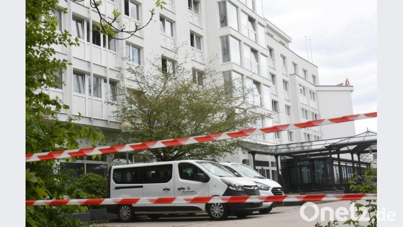 Der Zugang zum Hotel &quot;Amedia&quot; ist mit rot-weißen Bändern abgesperrt. Vor dem Eingang stehen zwei Kleinbusse, aus denen zu Wochenbeginn Erfrischungsgetränke ausgeladen und ins Hotel gebracht wurden. Bild: Gabi Schönberger