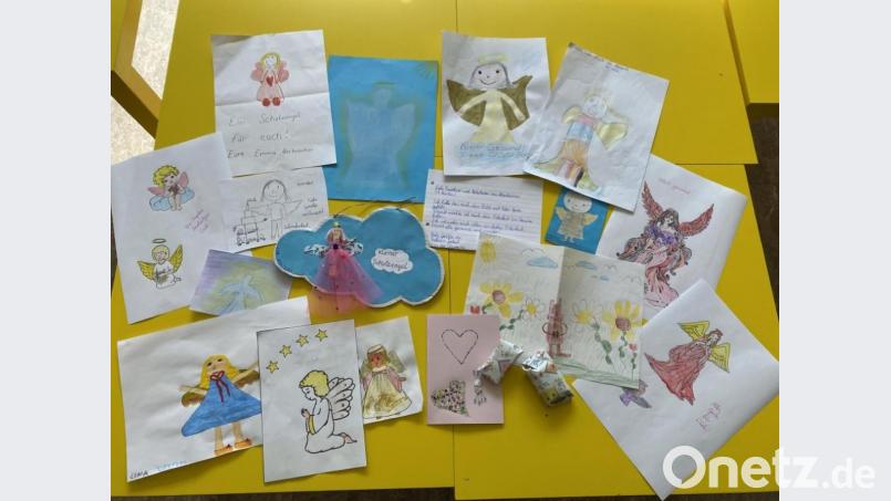Die Kinder haben fleißig Engelsbilder passend zur Geschichte gemalt. Bild: krb