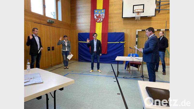 Bürgermeister Markus Ludwig (rechts) vereidigt die neuen Gemeinderatsmitglieder: Andreas Müller, Beate Gmeiner und Benedikt Grimm (von links). Bild: Eichl