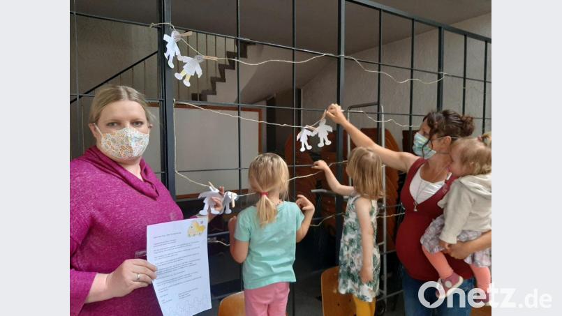 Die Eltern-Kind-Gruppe unter Leitung von Michaela Hahn (links) lädt Kinder und Eltern zu einer ganz besonderen Muttertags-Aktion in die Pfarrkirche ein. Mitmachen kann jeder. Alt und Jung. Umso mehr sich beteiligen, umso länger wird die symbolische Kette in der Kirche. Bild: du