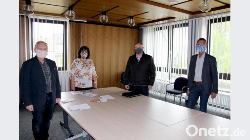 Über die Erschließung des neuen Baugebiets Lohe stimmen sich (von links) der bisherige Chef im Rathaus, Winfried Franz, Geschäftsstellenleiterin Kerstin Brüning, Projektleiter Siegfried Dettmann und der neue Bürgermeister von Neukirchen, Peter Achatzi, bei einer Besprechung ab. Bild: ds