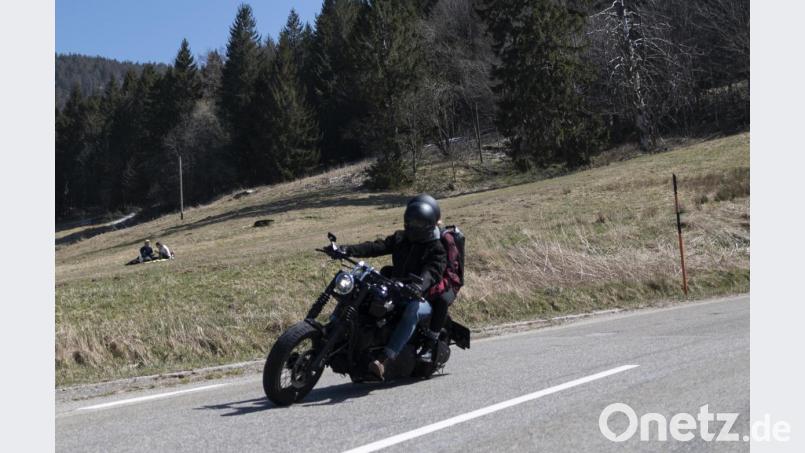Ab Mittwoch können wieder Spritztouren mit dem Motorrad unternommen werden. Bild: Patrick Seeger/dpa