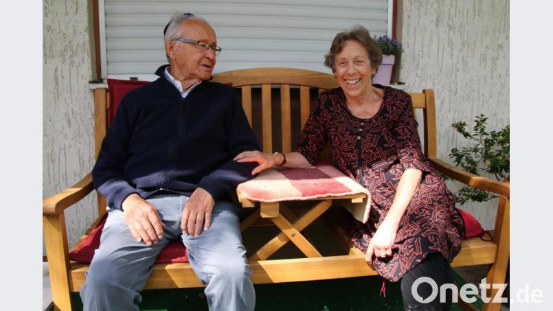 Tirschenreuther Refugium: Alexander Fried und seine Frau Dorothea Woiczechowski-Fried auf der Gartenbank vorm Haus. Bild: jrh