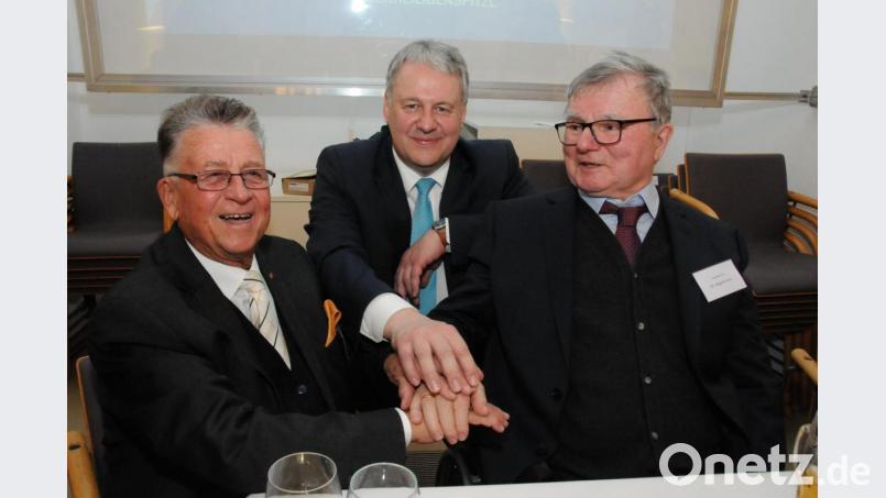 Beim Neujahrsempfang des Landkreises Amberg-Sulzbach im Januar 2020 reifte bei Amtsinhaber Richard Reisinger (Mitte) die Idee, seine Vorgänger Armin Nentwig (links) und Hans Wagner (rechts) mit dem Ehrentitel „Altlandrat“ auszuzeichnen. Bild: Christine Hollederer