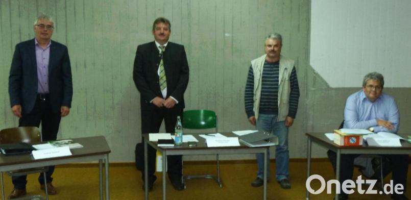 Der neue Bürgermeister Reinhard Kreuzer (Zweiter von links) mit seinen Stellvertretern Andreas Hopfner (links) und Josef Fleißer sowie Geschäftsstellenleiter Matthias Jeitner (rechts). Bild: Portner