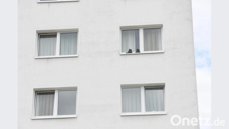 Stiefel an den Fenstern und ab und zu ein Kopf, der Frischluft tankt, sind Hinweise, dass der Hotelbetrieb trotz Coronakrise wieder anläuft. Bild: Gabi Schönberger