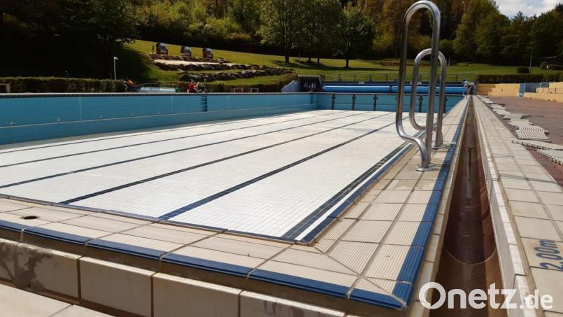 Noch ist das Schwimmerbecken leer, doch die Vorbereitungen für die Badesaison laufen. Wann und unter welchen Voraussetzungen das Freibad Windischeschenbach öffnen darf, ist allerdings noch nicht bekannt. Bild: Lowak