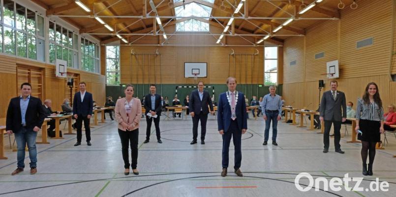 Bürgermeister Konrad Kiener (Vierter von rechts) vereidigte die neuen Markträte Max Geitner, Hubert Schöner, Christina Sachs, Thomas Käsbauer, Alexander Linek, Franz Krös, Dieter Buchner und Magdalena Stahl (von links). Bild: twi