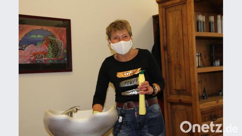 Ilona im Salon Fähig in Amberg nimmt&#039;s mit Humor, dass sie nun genauso oft das Desinfektions- und das Reinigungsmittel zum Einhalten der Hygienevorschriften in die Hand nehmen darf wie die Friseurschere, dient es doch ihrem eigenen Schutz und dem der Kunden. Bild: ads