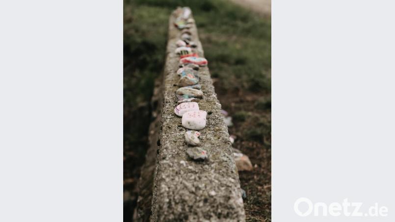 Bunt bemalte Steine in Schönkirch sollen Hoffnung geben und Mut machen. Bild: Lena Härtl/exb