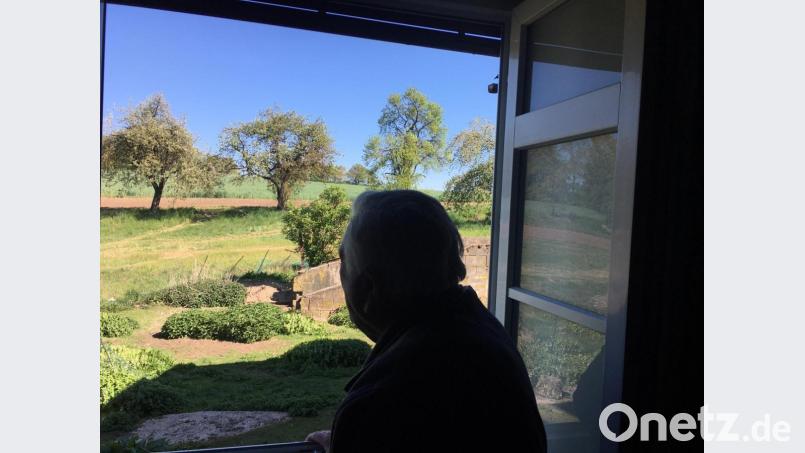 Albert Hösl schaut auf den Osthang und das Hölzl. Er sieht Schützengräben, Rauchfahnen, amerikanische Jeeps und Panzer. Der neuneinhalbjährige Bub wollte am 22. April schauen, was lost ist. Es ist für ihn das Kriegsende. Bild: ihl