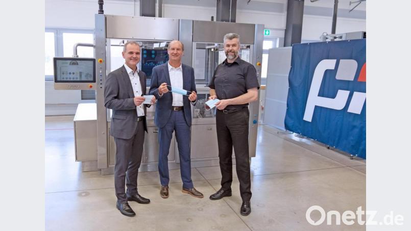 PIA Automation in Amberg reagiert auf die Coronakrise und entwickelt Produktionsanlagen für Gesichtsmasken (von links): Lothar Mehren, Head of Medical Division, sowie die beiden Geschäftsführer Armin Schalk und André Vales. Bild: exb