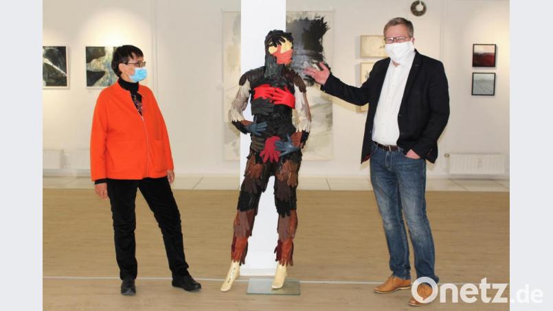 Das "Tabu" steht zwischen Beatrice Nunold (links) und Oberbürgermeister Michael Cerny (rechts). Die Skulptur von Bärbel Kießling ist der erste Hingucker beim Eintreten der Galerie. Bild: Williamson, Dagmar